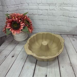 the pampered chef family heritage stoneware Tan Bundt Cake Pan